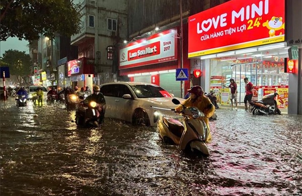 Mưa giông cuối giờ chiều gây áp lực giao thông khu vực trung tâm Thủ đô