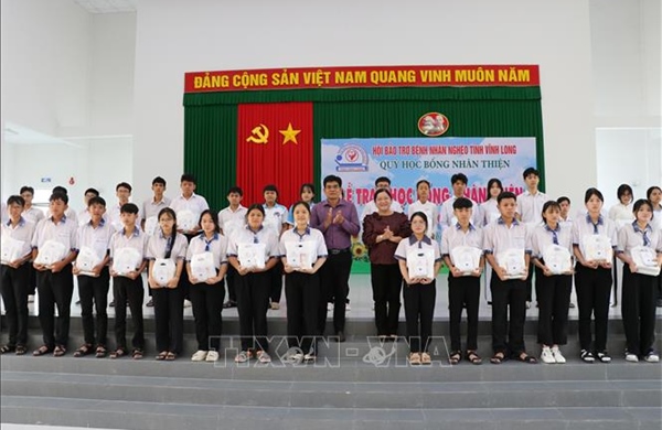 Tiếp thêm động lực để học sinh có hoàn cảnh khó khăn vững bước đến trường