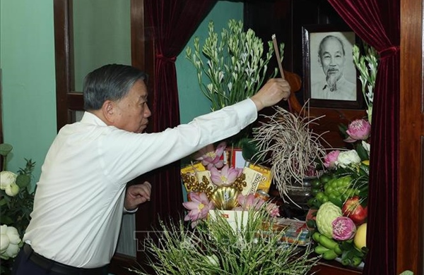 Tổng Bí thư, Chủ tịch nước Tô Lâm dâng hương tưởng nhớ Chủ tịch Hồ Chí Minh 