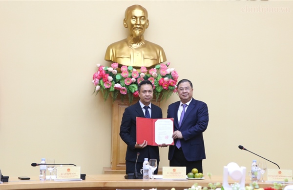 Trao quyết định bổ nhiệm Thứ trưởng Bộ Công Thương Nguyễn Việt Sơn