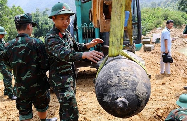Hủy nổ an toàn quả bom nặng khoảng 200kg được phát hiện dưới lòng sông Đà