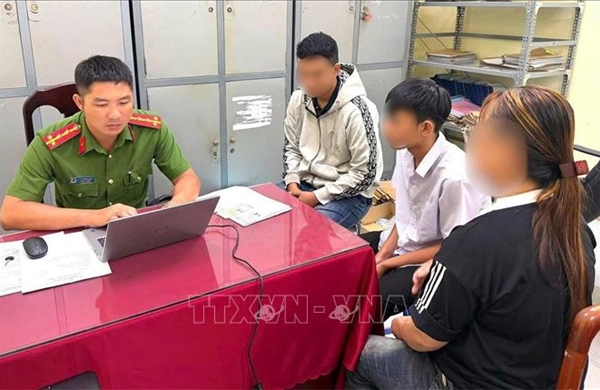 Xử lý hai thiếu niên chạy xe máy 'bốc đầu', không đội mũ bảo hiểm