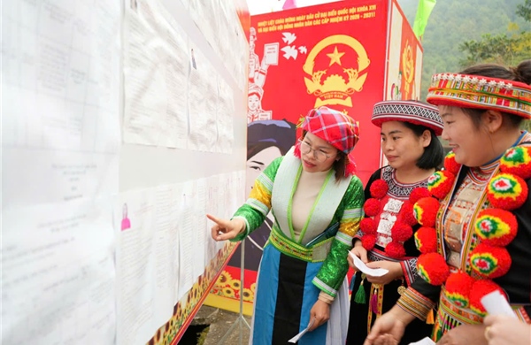 Đồng bào dân tộc Mông ở xã xa nhất Thái Nguyên trong ngày hội bầu cử