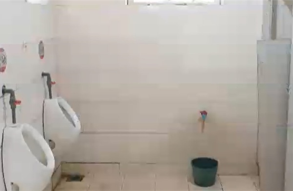 Thực trạng nhà vệ sinh công cộng tại Hà Nội và TP Hồ Chí Minh