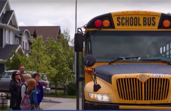 Các quốc gia quy định như thế nào về hoạt động đưa đón trẻ bằng xe buýt?