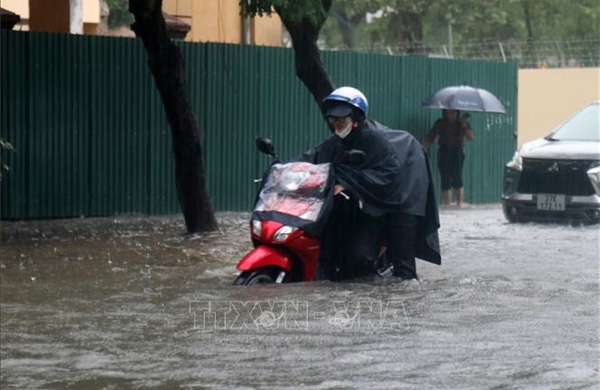 Mưa to, nhiều tuyến đường ở thành phố Vinh ngập sâu