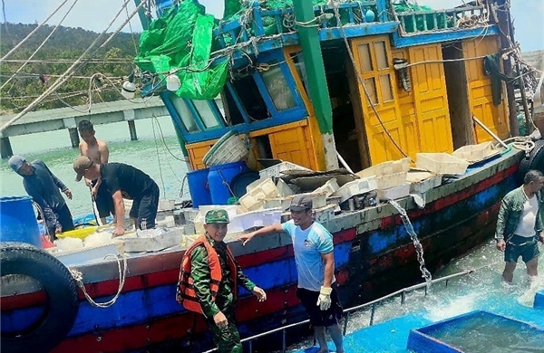 Đồn Biên phòng Ngọc Vừng kịp thời cứu 6 ngư dân gặp nạn trên biển