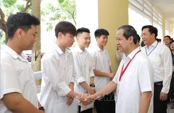 Bộ trưởng Bộ Giáo dục và Đào tạo kiểm tra công tác coi thi tại Vĩnh Phúc
