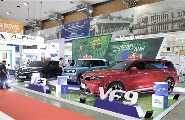&#39;Xe xanh&#39; tăng tốc, cuộc đua giảm giá chưa hồi kết