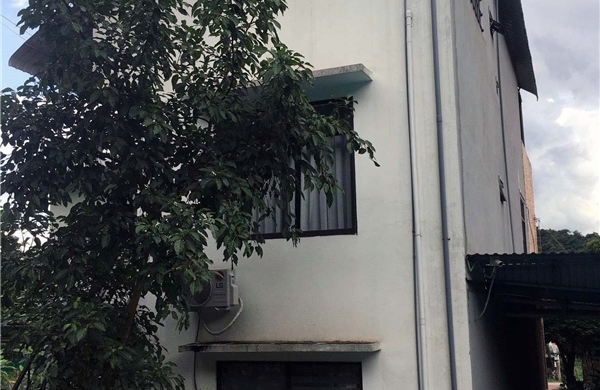 Một cháu bé bị ngã từ tầng 2 khách sạn khi đi du lịch tại Cúc Phương