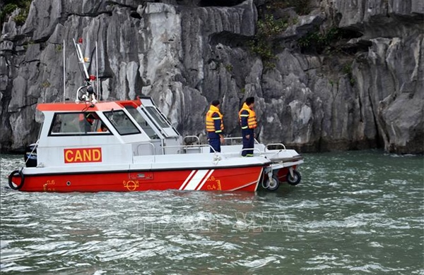 Huy động 28 tổ tàu, xuồng tìm kiếm 2 nạn nhân còn lại trong vụ lật tàu trên vịnh Hạ Long