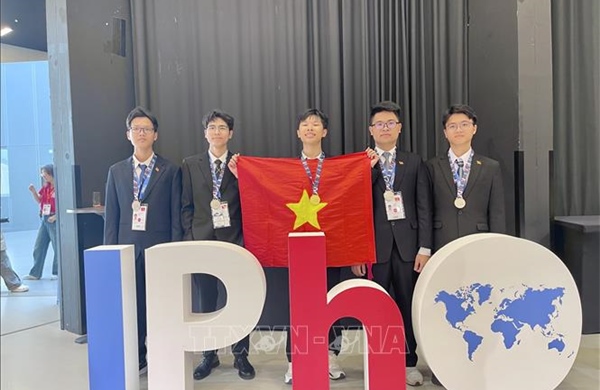 Tự hào cờ đỏ sao vàng tại lễ bế mạc Olympic Vật lý Quốc tế 2025