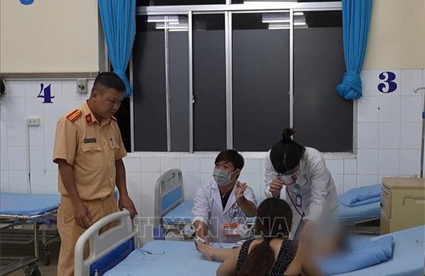Cảnh sát giao thông Lâm Đồng kịp thời đưa cháu bé 4 tuổi đi cấp cứu
