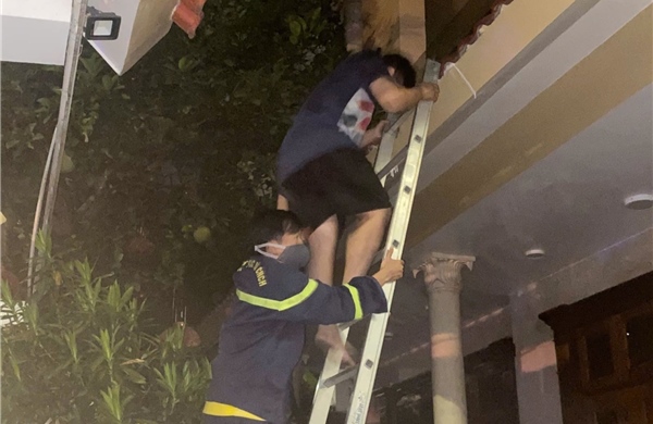 Cứu 5 người thoát khỏi đám cháy trong đêm ở Đà Nẵng