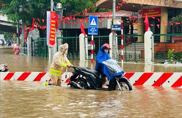 Công an Hà Nội túc trực tại các &#39;điểm nóng&#39; ngập lụt hỗ trợ người dân