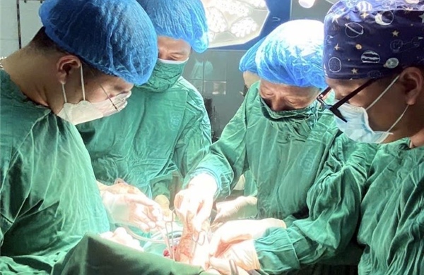 &#39;Chạy đua với tử thần&#39;, cứu sống bệnh nhân đặc biệt nguy kịch do đa chấn thương