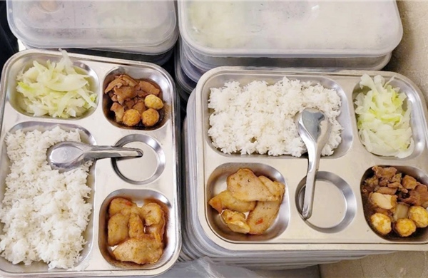 Bữa ăn bán trú ở Hà Nội: Cần giám sát chặt ngay từ đầu năm học