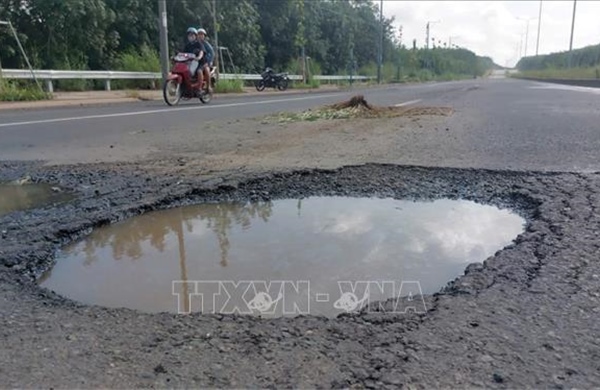Khắc phục hư hỏng trên đường ĐT.741 và đường Tạo lực Bắc Tân Uyên - Phú Giáo - Bàu Bàng