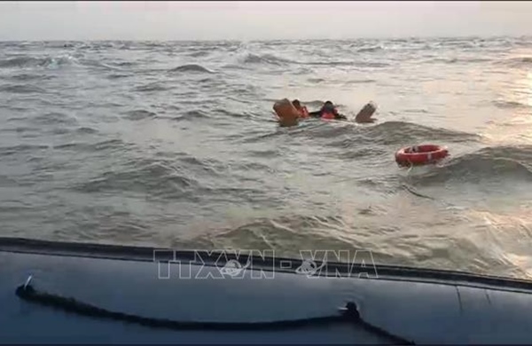 Nhanh chóng ứng cứu hai thuyền viên gặp tai nạn trên biển