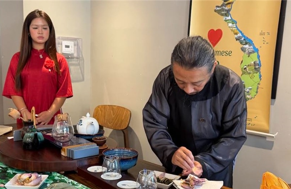 Khi văn hóa Việt được kể bằng chén trà sen