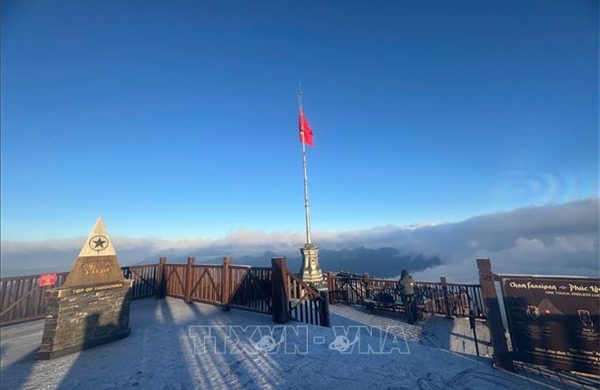 Băng phủ trắng đỉnh Fansipan trong ngày Giáng sinh 2025