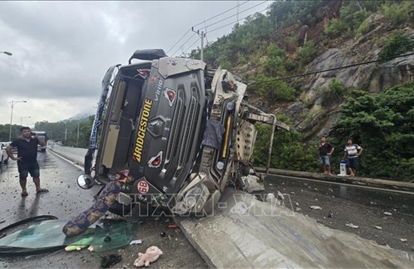 Xe tải bị lật trên đèo Cù Hin gây ách tắc giao thông kéo dài