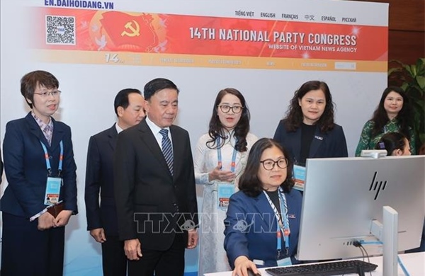 Thường trực Ban Bí thư tham quan khu vực tác nghiệp của TTXVN