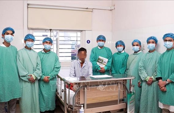 Lần đầu tiên thực hiện thành công cắt đa nang thận khổng lồ và ghép thận đồng thời