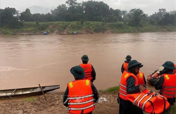 Tìm kiếm cháu bé nghi mất tích trên sông Sê Pôn