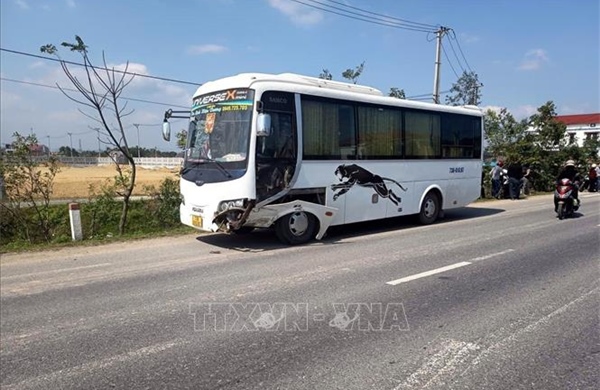 Xe máy va chạm xe khách đang quay đầu khiến 3 người bị thương nặng