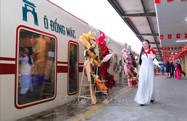 Nhà văn Australia chia sẻ cảm xúc khi đi tàu 'Hà Nội 5 cửa ô'