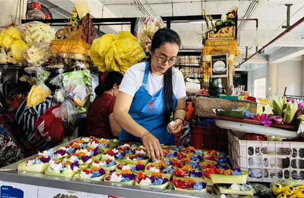 Theo chân người Việt ở Bali đi chợ Badung sắm Tết