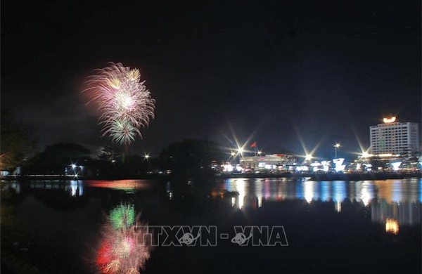 Tưng bừng pháo hoa đón năm mới Bính Ngọ tại Cần Thơ và Cà Mau