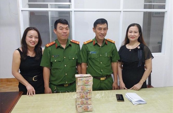 Trao trả gần 1 tỷ đồng chuyển khoản nhầm