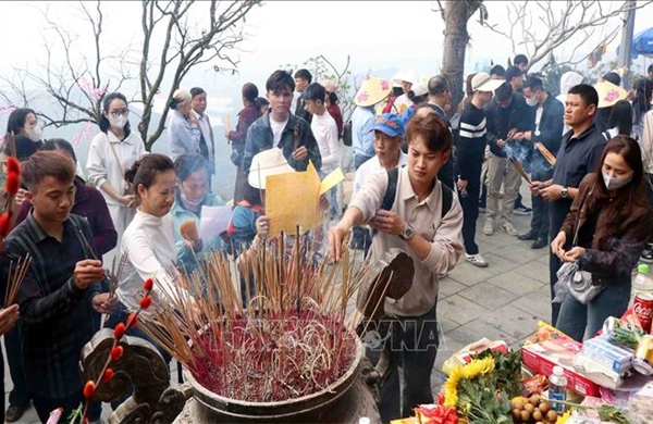 Hàng vạn du khách trảy hội, vãn cảnh chùa Hương Tích