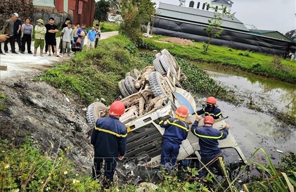 Kịp thời giải cứu nạn nhân mắc kẹt trong xe trộn bê tông bị lật xuống ao