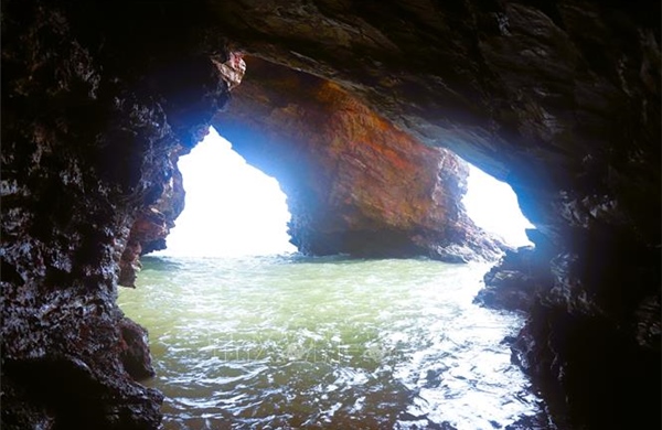 Trải nghiệm nét kỳ vĩ và hoang sơ của hang Mũi Trâu nơi cửa biển Lạch Quèn