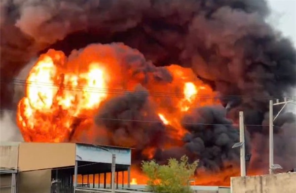 Khống chế nhanh vụ cháy tại công ty hóa chất