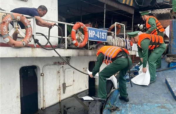 Tàu vận tải bất ngờ bị thủng đáy tại cảng Long Sơn