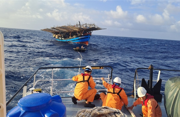 Đưa 34 thuyền viên tàu cá hỏng máy trên biển vào bờ an toàn