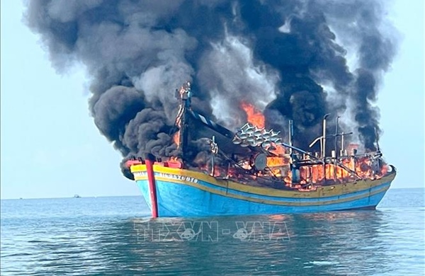 Cháy tàu cá trên biển Phú Hài
