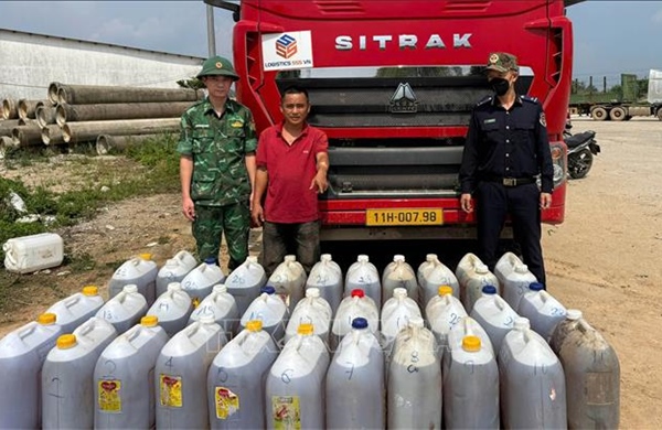 Phát hiện vụ vận chuyển chất lỏng nghi là dầu diesel qua cửa khẩu Nam Giang