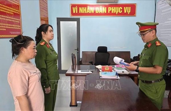 Bắt giữ một phụ nữ trong vụ hành hung nhân viên gác chắn đường sắt