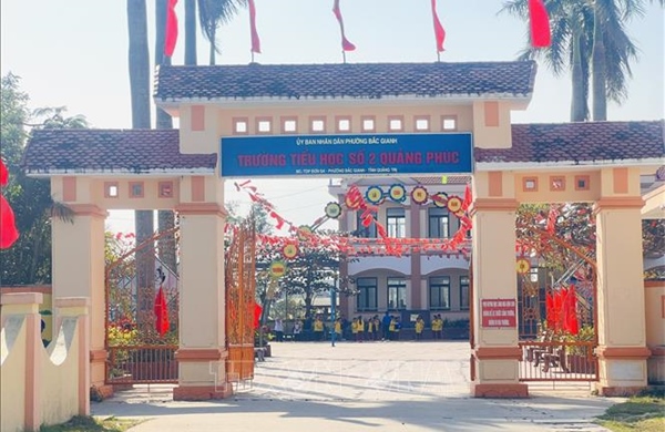 Tạm đình chỉ công tác hiệu trưởng trường tiểu học để điều tra dấu hiệu 'chạy' hợp đồng