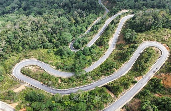 Người dân và du khách cẩn trọng khi di chuyển trên đường đèo Hòn Bà