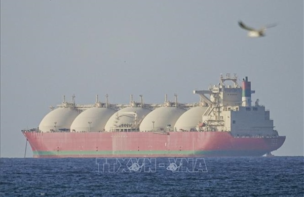 Giá dầu tăng vọt do lo ngại phong tỏa kéo dài tại eo biển Hormuz