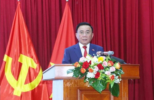 Thường trực Ban Bí thư Trần Cẩm Tú gặp gỡ cộng đồng người Việt tại Lào