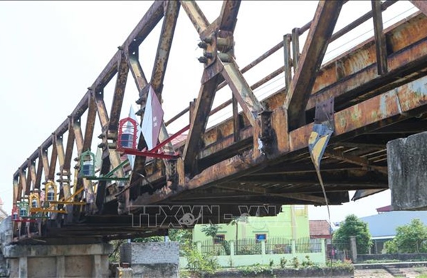 Tiềm ẩn nguy cơ mất an toàn tại cầu sắt qua kênh Quần Liêu, Ninh Bình