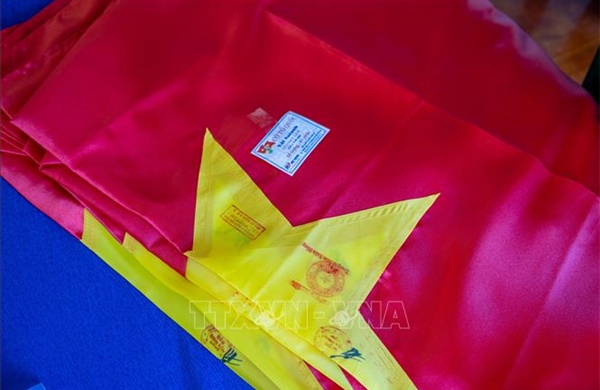 Đem cờ Tổ quốc ra nơi đầu sóng ngọn gió Trường Sa