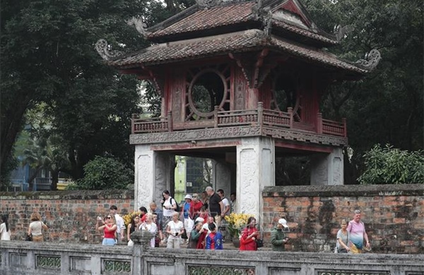 Nhanh chóng trao trả tài sản bị thất lạc cho du khách Pháp tham quan Văn Miếu - Quốc Tử Giám